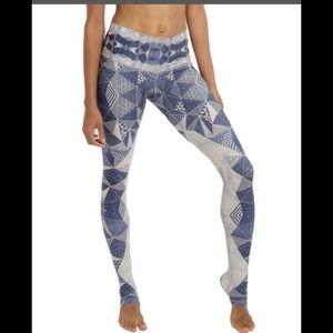 Niyamasol leggings. Blue and white